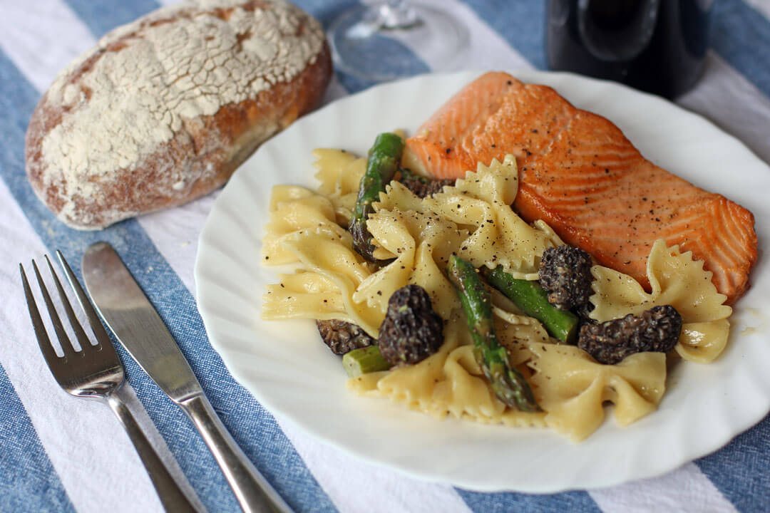 دستور پخت سالمون نروژی سرخ شده با سس ماکارونی و قارچ